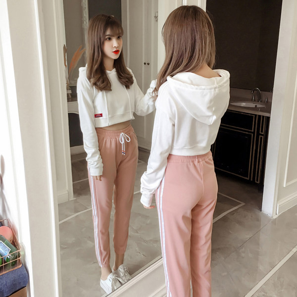 Sportlik vabaaja komplekt lühikese ülaosa ja ääristega pükstega