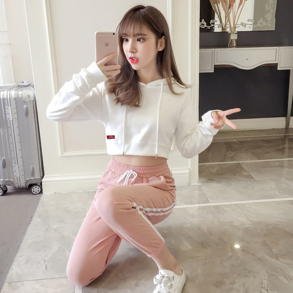 Sportlik vabaaja komplekt lühikese ülaosa ja ääristega pükstega