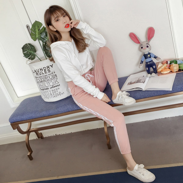 Sportlik vabaaja komplekt lühikese ülaosa ja ääristega pükstega