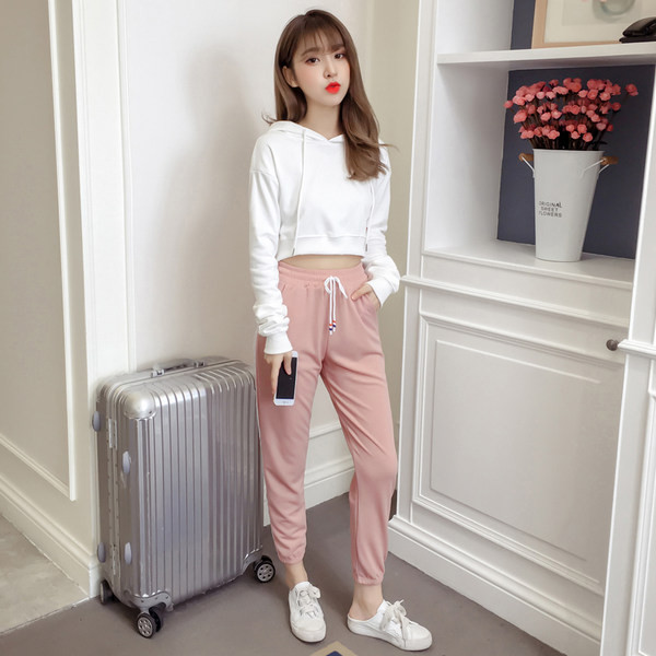 Sportlik vabaaja komplekt lühikese ülaosa ja ääristega pükstega