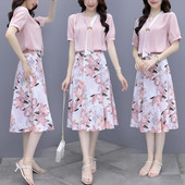 Moderns sieviešu komplekts no divām daļām blūzes un svārkiem ar ziedu rakstu