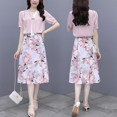 Moderns sieviešu komplekts no divām daļām blūzes un svārkiem ar ziedu rakstu