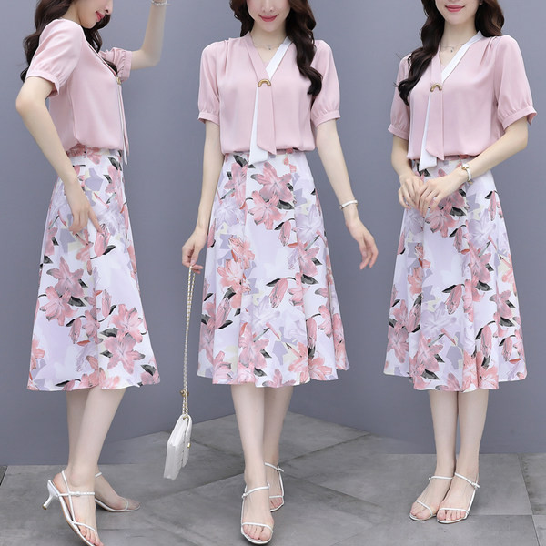 Moderns sieviešu komplekts no divām daļām blūzes un svārkiem ar ziedu rakstu