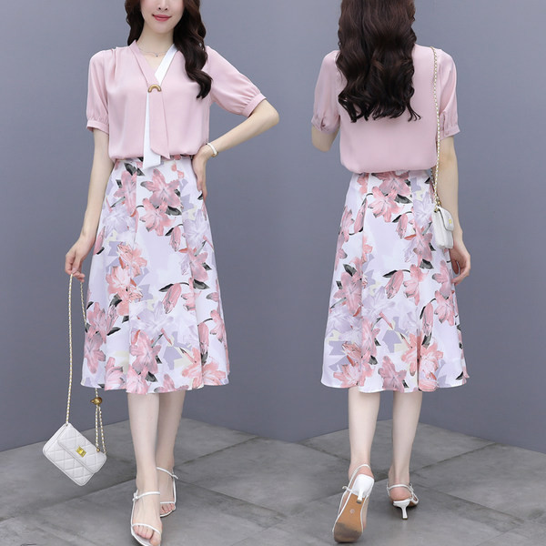 Moderns sieviešu komplekts no divām daļām blūzes un svārkiem ar ziedu rakstu