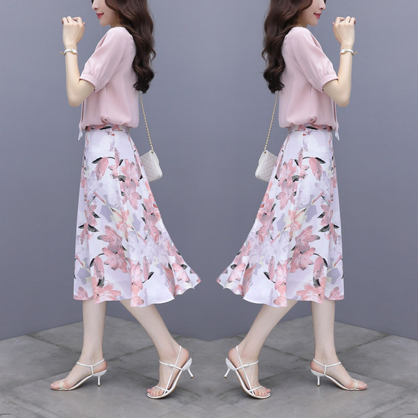 Moderns sieviešu komplekts no divām daļām blūzes un svārkiem ar ziedu rakstu