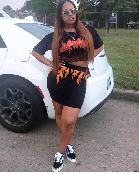 Női szett rövid hálós póló és rátéttel ellátott szoknya