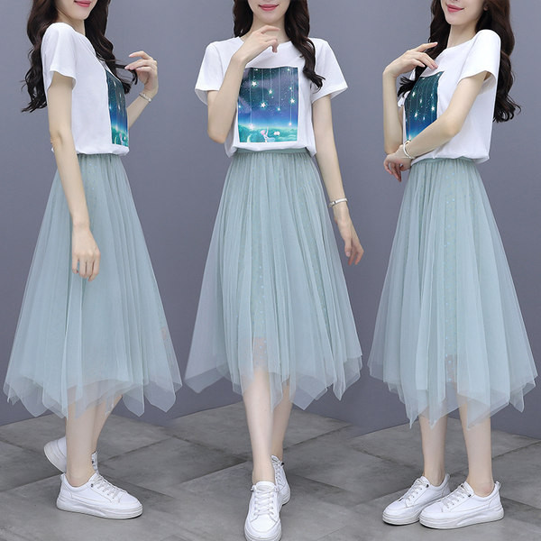 Uue mudeli naiste komplekt asümmeetrilisest seelikust ja lühikeste varrukatega T-särgist