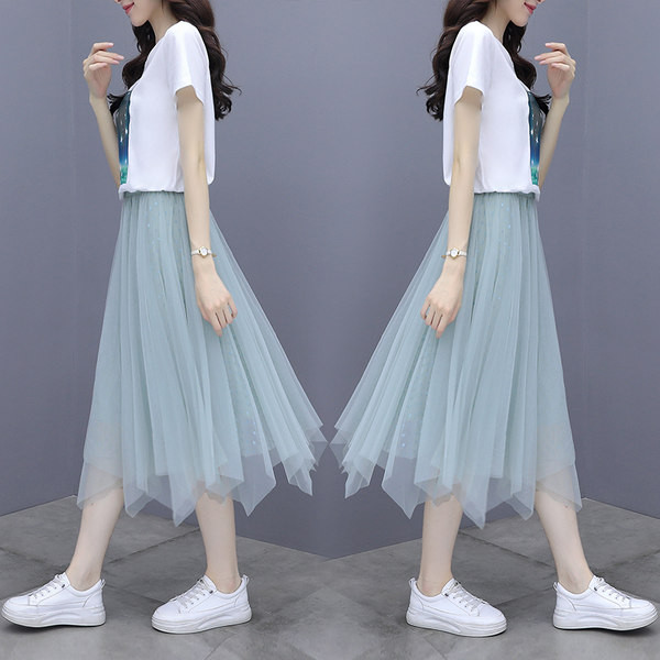 Uue mudeli naiste komplekt asümmeetrilisest seelikust ja lühikeste varrukatega T-särgist