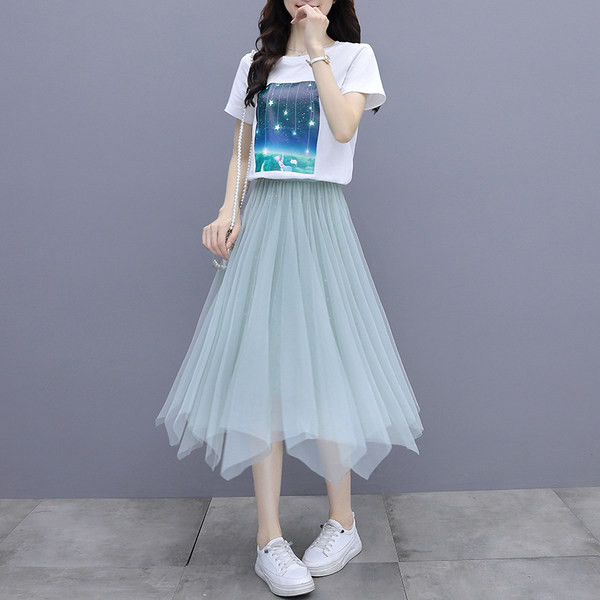 Uue mudeli naiste komplekt asümmeetrilisest seelikust ja lühikeste varrukatega T-särgist