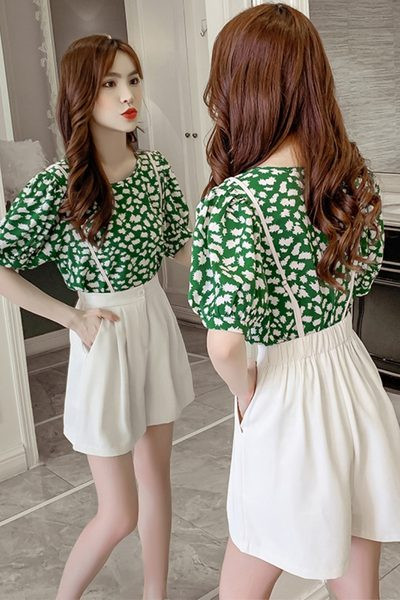 Nyári alkalmi szett - blúz és rövidnadrág