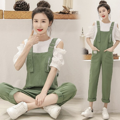 Ikdienas komplekts sievietēm - džinsa kombinezons un blūze ar atkailinātiem pleciem