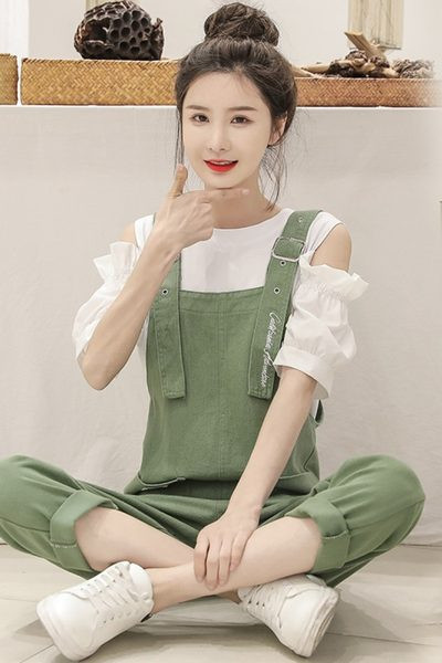 Ikdienas komplekts sievietēm - džinsa kombinezons un blūze ar atkailinātiem pleciem