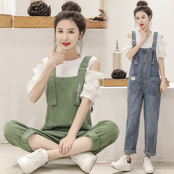 Ikdienas komplekts sievietēm - džinsa kombinezons un blūze ar atkailinātiem pleciem