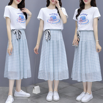 Kaheosaline vabaaja naiste komplekt - ruuduline seelik ja lühikeste varrukatega T-särk