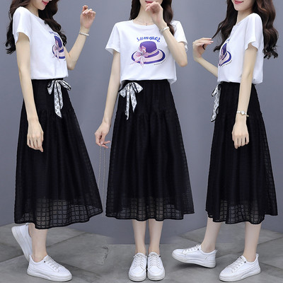 Kaheosaline vabaaja naiste komplekt - ruuduline seelik ja lühikeste varrukatega T-särk