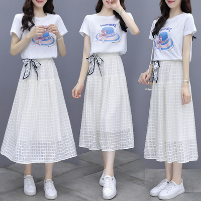 Kaheosaline vabaaja naiste komplekt - ruuduline seelik ja lühikeste varrukatega T-särk