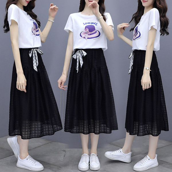 Kaheosaline vabaaja naiste komplekt - ruuduline seelik ja lühikeste varrukatega T-särk