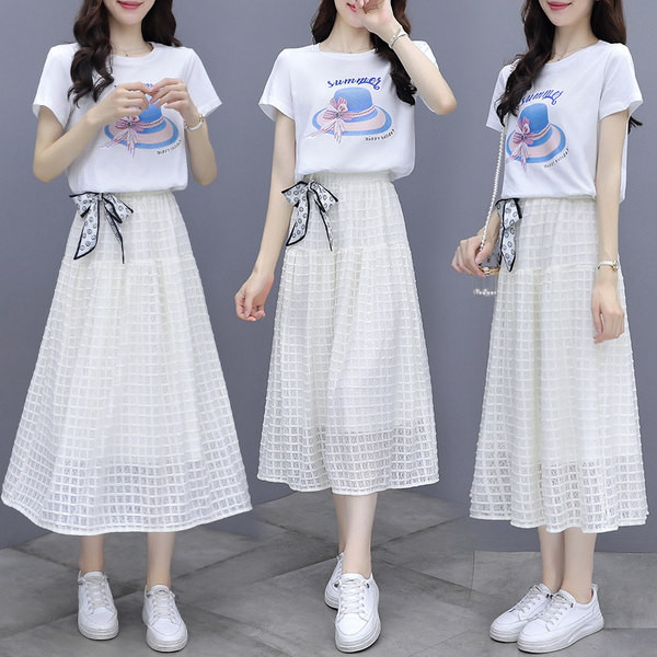 Kaheosaline vabaaja naiste komplekt - ruuduline seelik ja lühikeste varrukatega T-särk