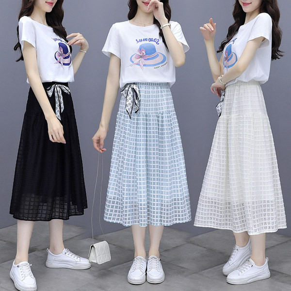 Kaheosaline vabaaja naiste komplekt - ruuduline seelik ja lühikeste varrukatega T-särk