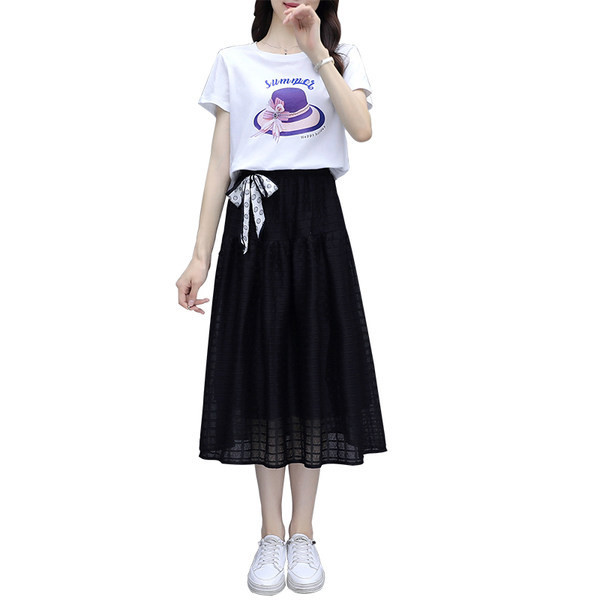 Kaheosaline vabaaja naiste komplekt - ruuduline seelik ja lühikeste varrukatega T-särk