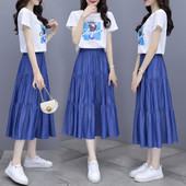 Ikdienas sieviešu komplekts izgrieztiem svārkiem un T-kreklam ar apdruku