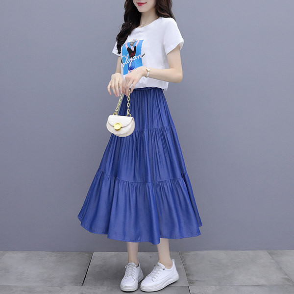 Ikdienas sieviešu komplekts izgrieztiem svārkiem un T-kreklam ar apdruku