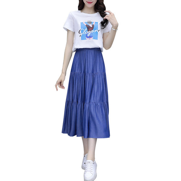 Ikdienas sieviešu komplekts izgrieztiem svārkiem un T-kreklam ar apdruku