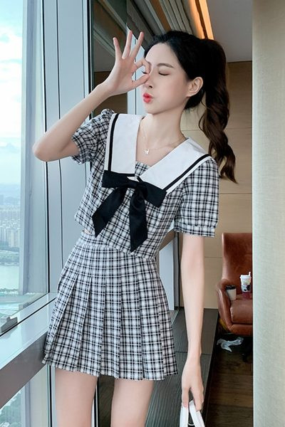 Rūtains sieviešu komplekts - īss krekliņš un kroku svārki