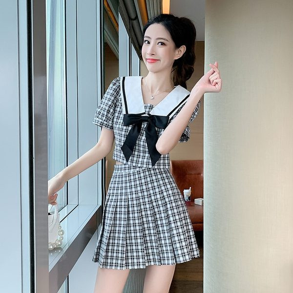 Rūtains sieviešu komplekts - īss krekliņš un kroku svārki