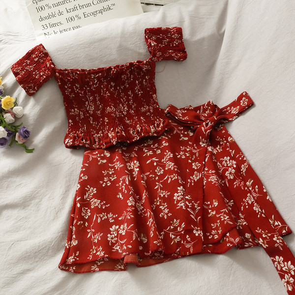 Dienas komplekts no divām daļām - blūze un svārki