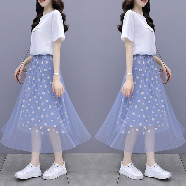 Καθημερινό γυναικείο σετ από δύο μέρη - φούστα και μπλουζάκι με κοντά μανίκια