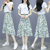 Moodne naiste komplekt kaheosalisest ovaalse dekoltee ja värvilise seelikuga T-särgist