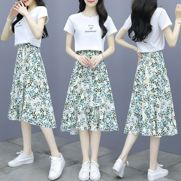 Moodne naiste komplekt kaheosalisest ovaalse dekoltee ja värvilise seelikuga T-särgist