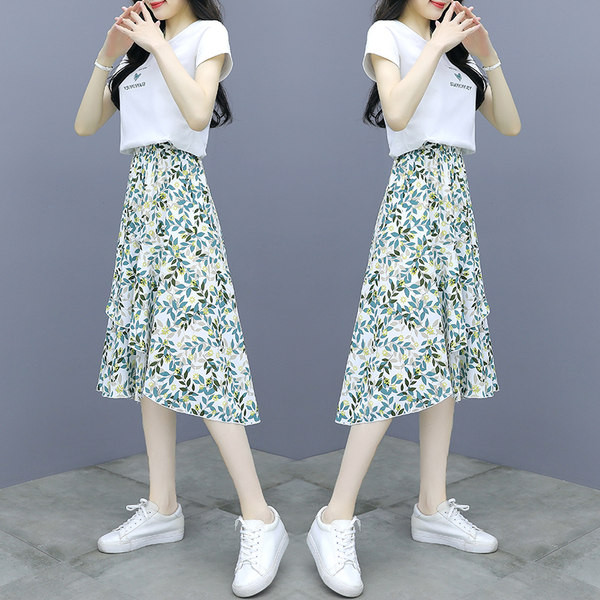 Moodne naiste komplekt kaheosalisest ovaalse dekoltee ja värvilise seelikuga T-särgist