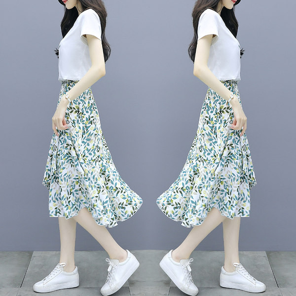 Moodne naiste komplekt kaheosalisest ovaalse dekoltee ja värvilise seelikuga T-särgist