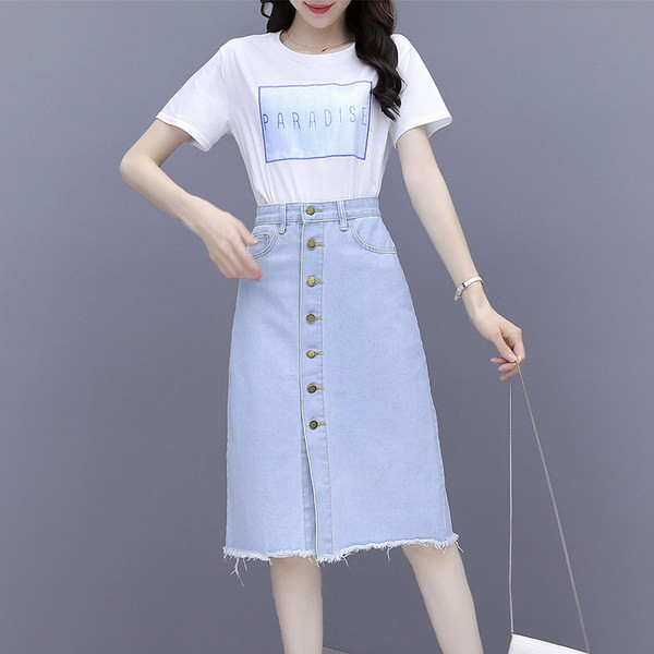 Naiste igapäevane komplekt kaheosalisest T-särgist ja nööpidega teksaseelikust