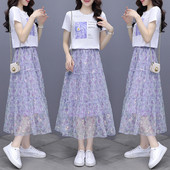 Jauna modeļa sieviešu komplekts no divu daļu T-krekla un piegrieztiem svārkiem