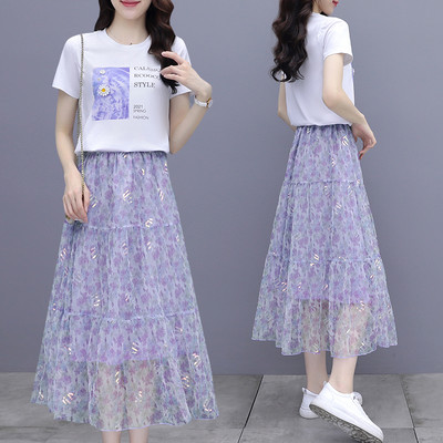 Jauna modeļa sieviešu komplekts no divu daļu T-krekla un piegrieztiem svārkiem