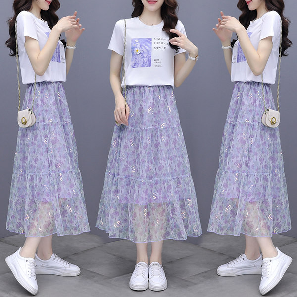 Jauna modeļa sieviešu komplekts no divu daļu T-krekla un piegrieztiem svārkiem