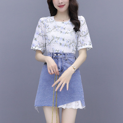 Moderns sieviešu komplekts no divām daļām - īsi džinsa svārki un blūze