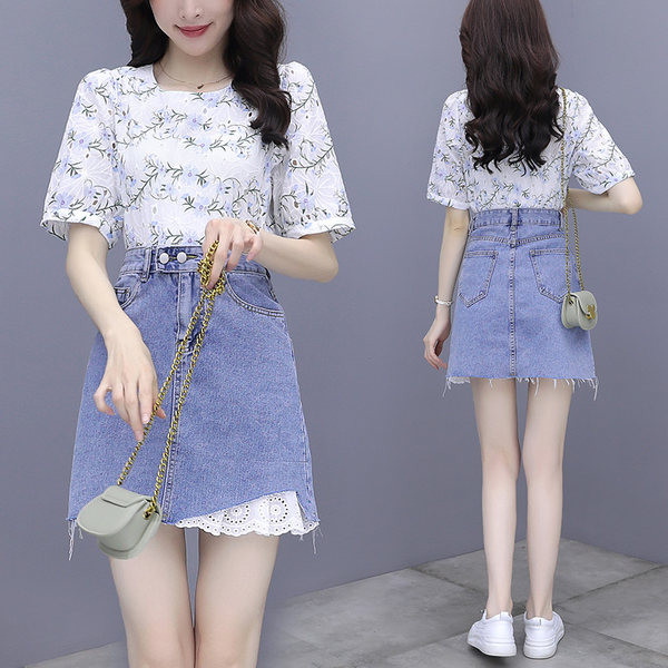 Moderns sieviešu komplekts no divām daļām - īsi džinsa svārki un blūze