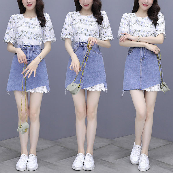 Moderns sieviešu komplekts no divām daļām - īsi džinsa svārki un blūze