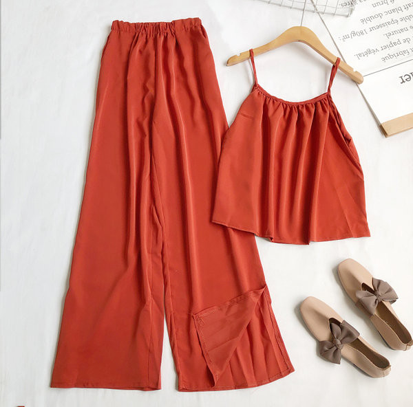 Sieviešu komplekts no divām daļām bikses un platām biksēm ar šķēlumiem kājās