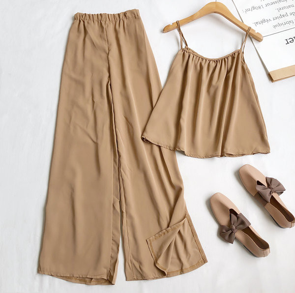 Sieviešu komplekts no divām daļām bikses un platām biksēm ar šķēlumiem kājās