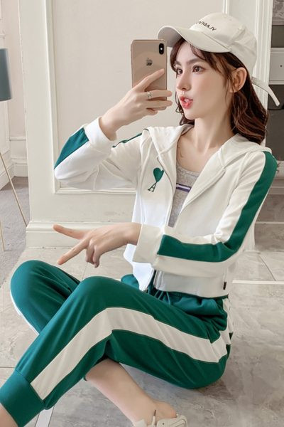 Sieviešu sporta un ikdienas komplekts - īss tops ar kapuci un bikses ar apmalīti