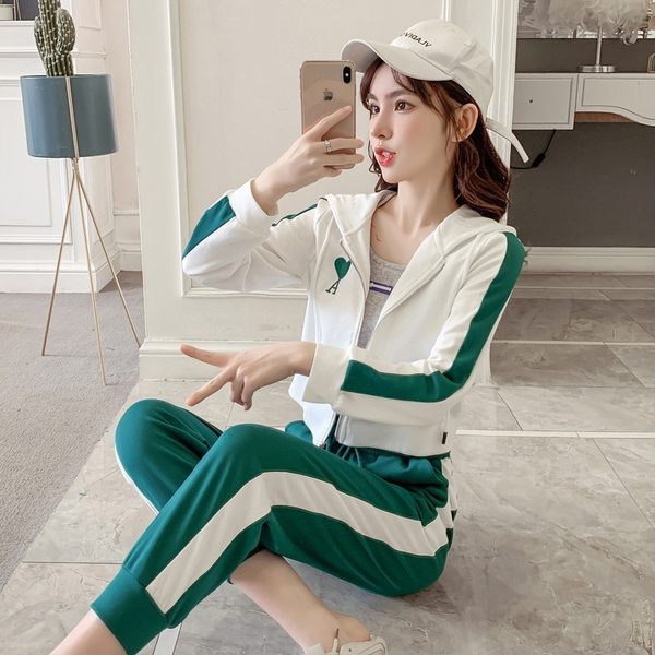 Sieviešu sporta un ikdienas komplekts - īss tops ar kapuci un bikses ar apmalīti