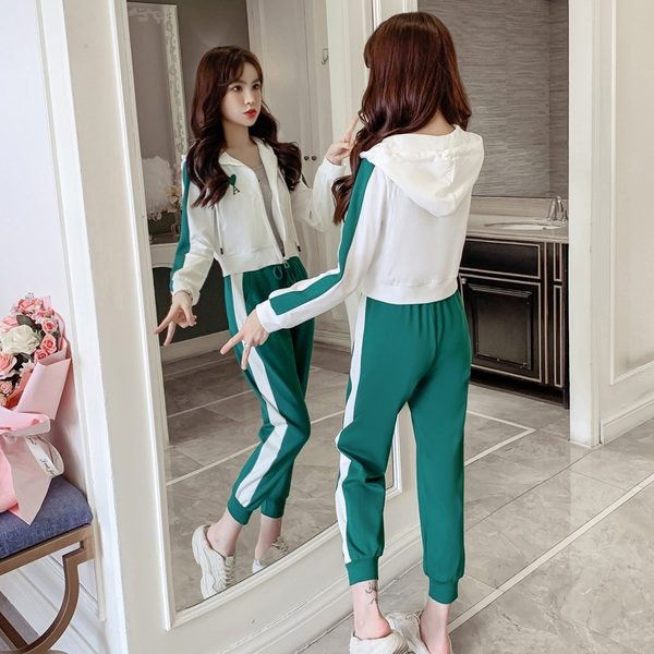 Sieviešu sporta un ikdienas komplekts - īss tops ar kapuci un bikses ar apmalīti