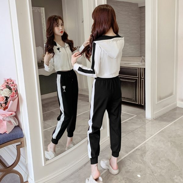 Sieviešu sporta un ikdienas komplekts - īss tops ar kapuci un bikses ar apmalīti