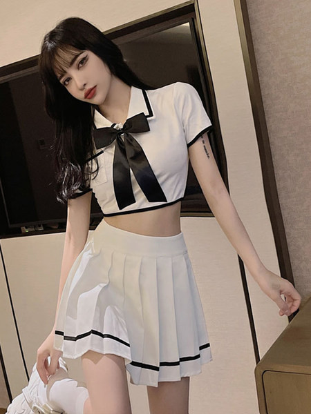 Női szett rövid blúzból és rakott szoknyából