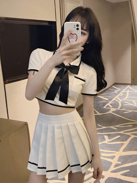 Női szett rövid blúzból és rakott szoknyából